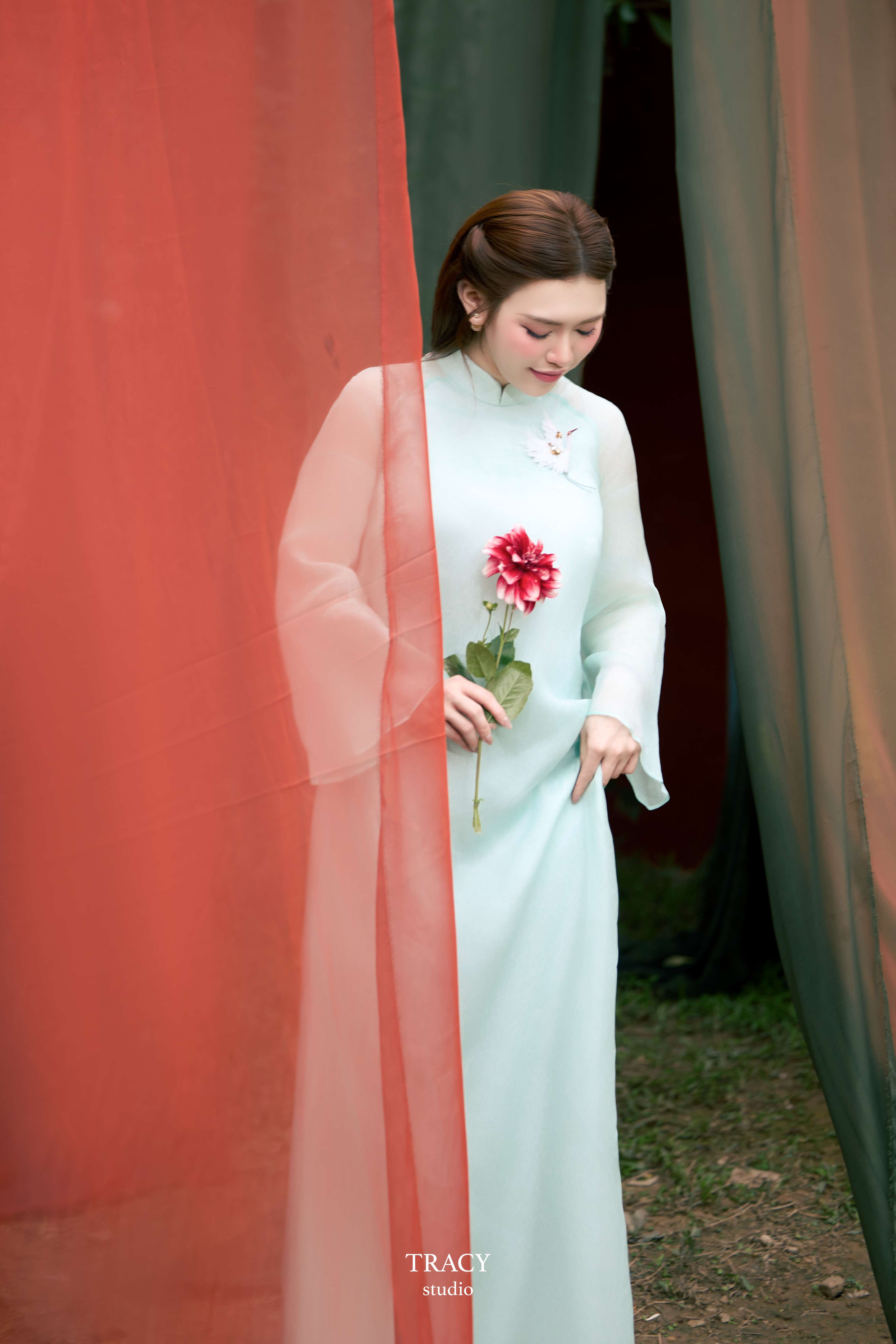frontend/img/gallery/anh-tet-yem-ao-dai/tracy-studio-chup-ao-dai-dao-xuan (3).jpg